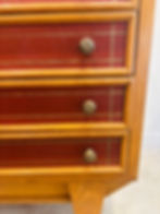 Dans le style Maxime Old, petite commode en bois gainé cuir rouge