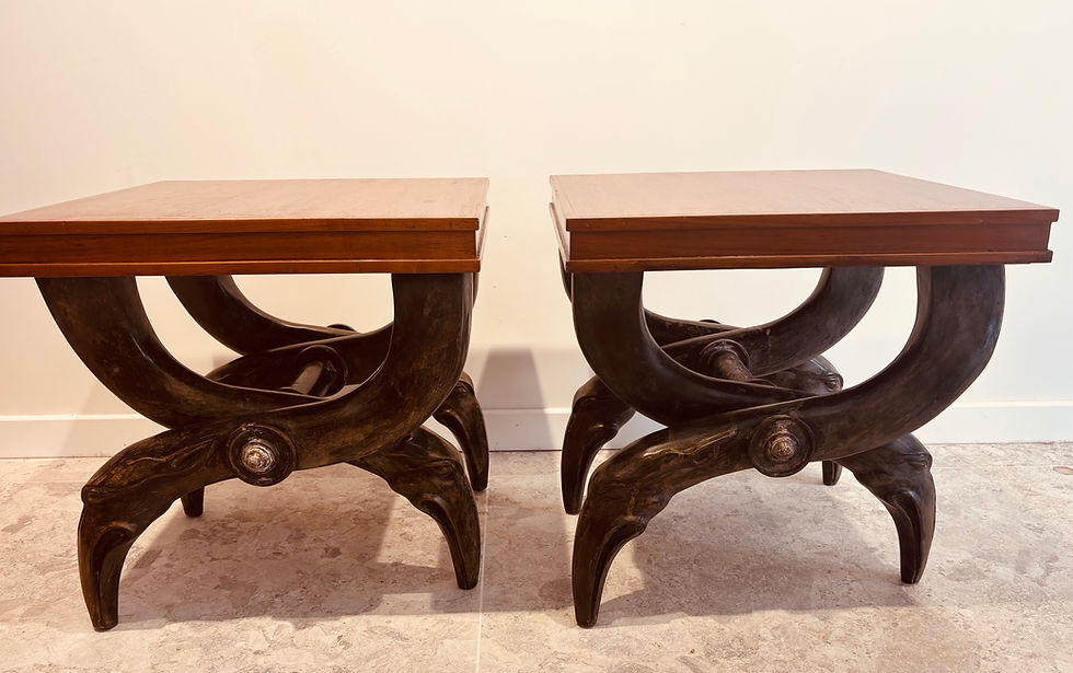 Travail de décoration, paire de tables à quatre pieds en X