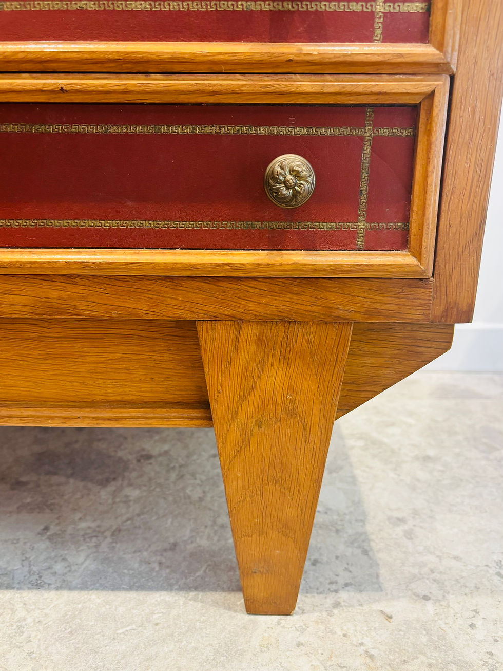 Miniature : Dans le style Maxime Old, petite commode en bois gainé cuir rouge
