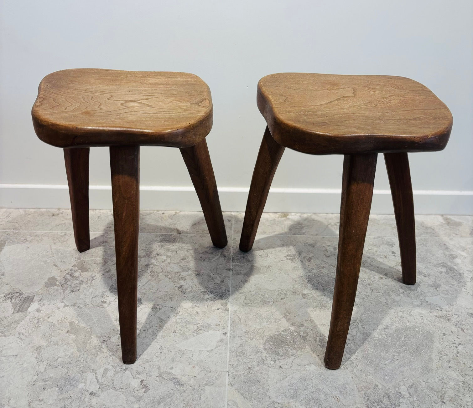 Henri Bataille, paire de tabourets en bois