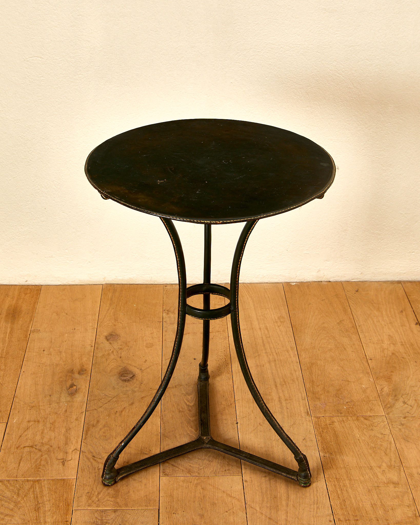 Jacques Adnet, Guéridon recouvert de cuir vert