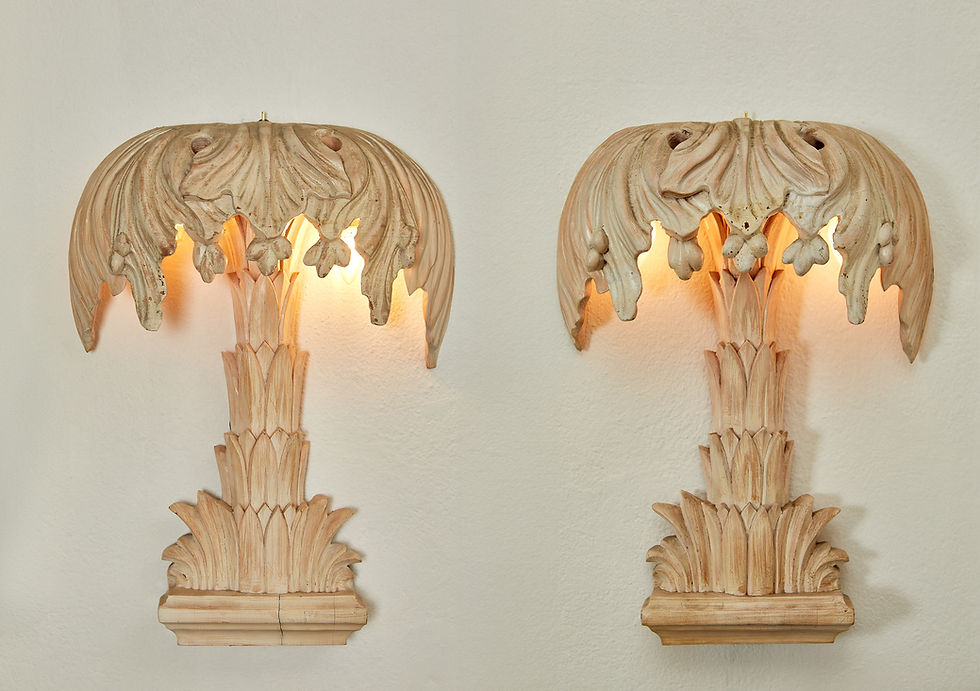 Maison Jansen, paire d'appliques en bois sculpté, vers 1960, France