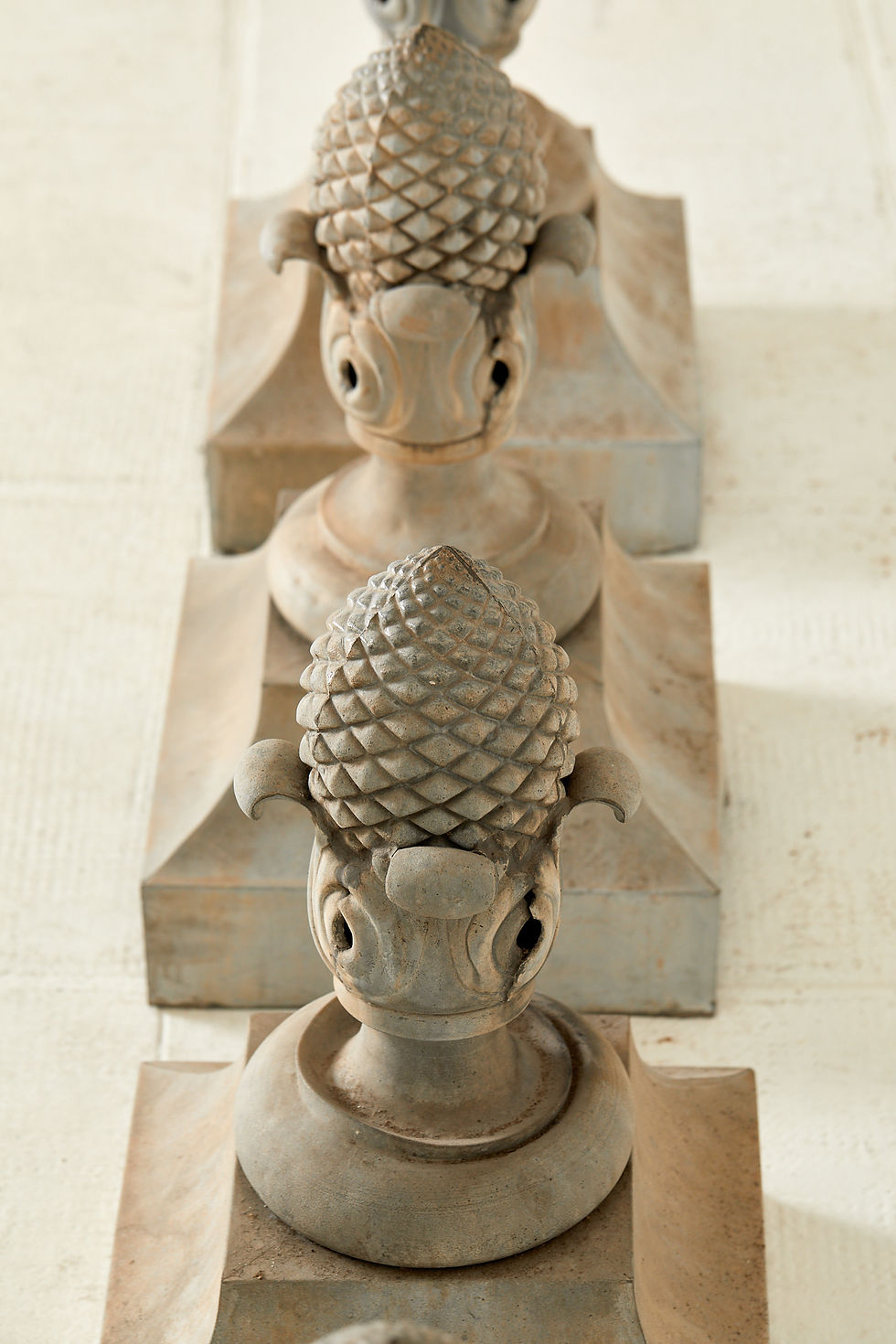 Miniature : Ensemble de quatre épis de faîtage en forme de pomme de pin, zinc, vers 1990