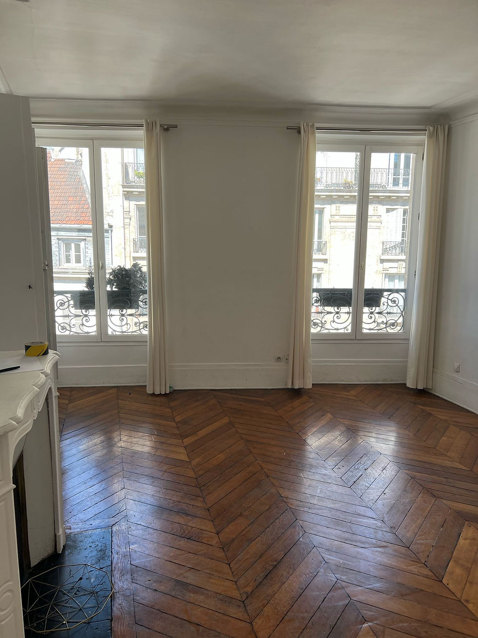 Vue en plongée du parquet en bois massif rénové