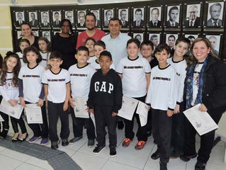 Câmara recebe alunos da escola Lápis de Cor