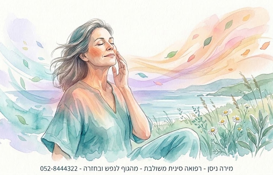 אישה בגיל המעבר יושבת בטבע כשגל חום עוטף אותה