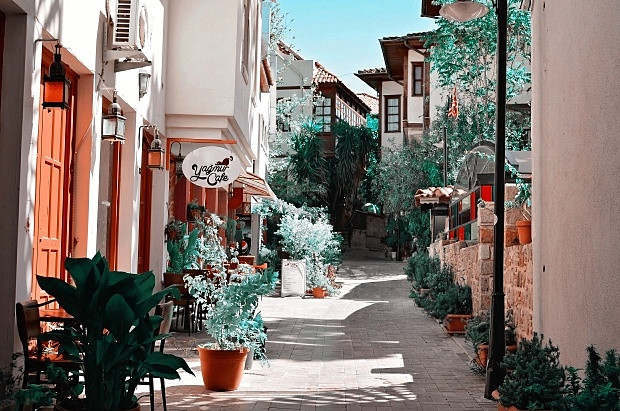 | antalya | turkey | top things to do in antalya | best time to visit antalya | bars in antalya | beers in antalya | cappadocia | istanbul | travel blog | antalya travel blog | travel blogger | thatnomadcouple | dr. siddharth | dr. nishita | old harbour | old town | kaleici | yachts | waterfall | dudan waterfall | perge | aspendos | side | roman ruins | history buffs | nature lovers | greek emperor | cat shelter | lara | beaches | beaches in antalya | tukish airline | travel to antalya from istanbul |