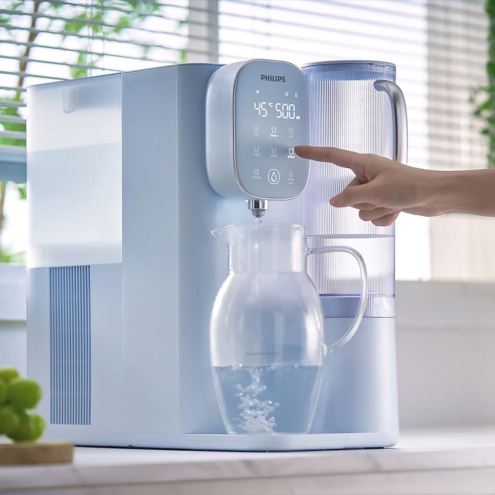 縮圖：用戶操作 Philips ADD6912BL 飲水機，示範將 45°C 純淨溫水直接注滿至大容量玻璃壺，適合家庭日常補水
