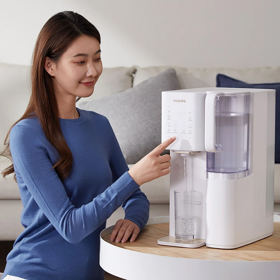 縮圖：用戶正在使用飛利浦 Philips ADD6920 RO 純淨飲水機（白色款），觸控操作即時接取純淨飲用水