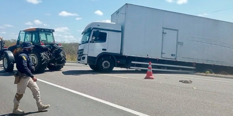 PRF encontra caminhão abandonado com cerca de 400 caixas de cigarros na BR-110, em Upanema