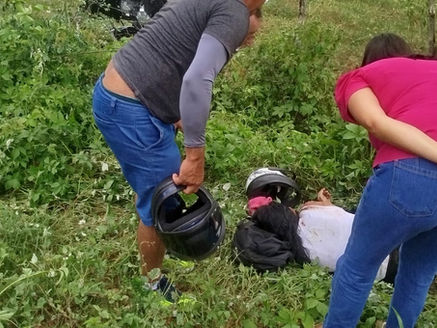 Mulher perde controle de moto e sofre acidente na RN-016 em Assú, na curva de Odelmo