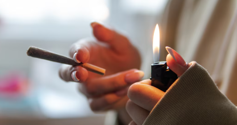 Consumo de cannabis triplicou entre meninas e mulheres no Brasil, aponta estudo.