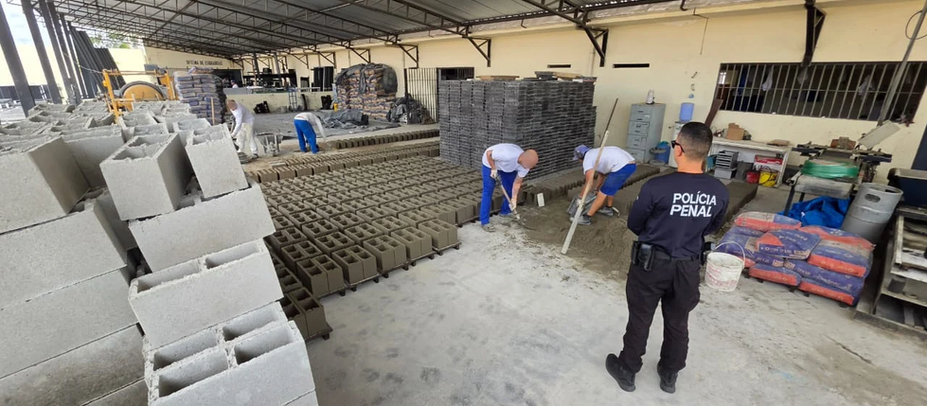 Blocos produzidos por presos de Alcaçuz são usados na pavimentação de ruas em Nísia Floresta