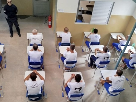 OPORTUNIDADE ATRÁS DAS GRADES: Mais de 2 mil presos do RN encaram ENEM dentro das celas