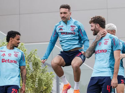 Escalação do Flamengo: Léo Ortiz treina e aumenta chances de jogar na Libertadores.