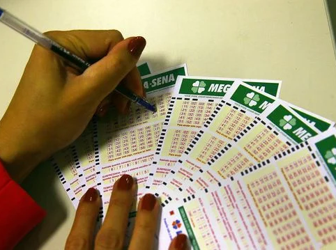 Homem termina namoro após ganhar R$ 2,5 milhões na Mega-Sena e Justiça manda dividir prêmio com ex