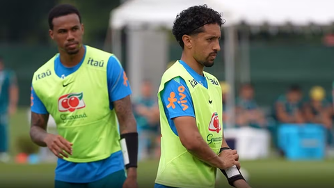 Estilo NFL: Seleção adota munhequeira tática para ensaiar jogadas de bola parada
