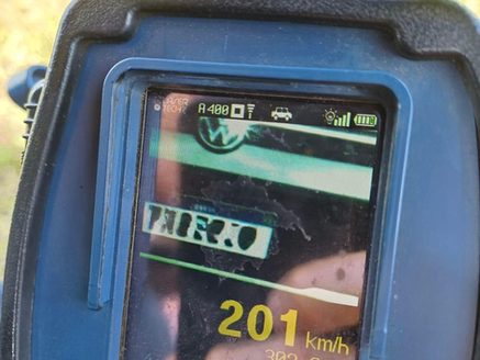PRF flagra carro a mais de 200 km/h durante fiscalização na BR-101