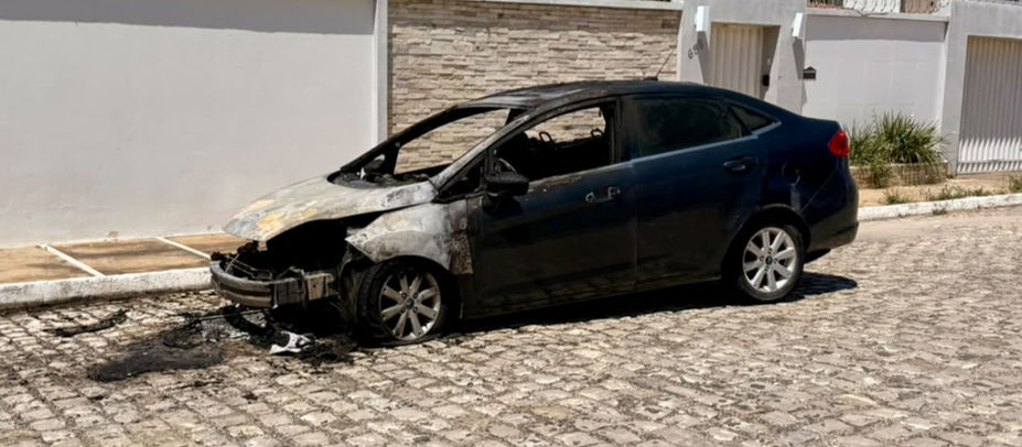Veículo pega fogo após pane elétrica no bairro Novo Horizonte, em Assú