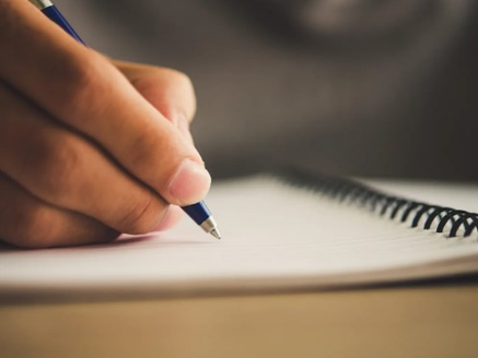 63% da população preta e parda entre 15 e 64 anos é analfabeta no Brasil