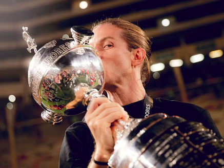 Novo contrato pode deixar Filipe Luís entre técnicos mais longevos na história do Flamengo.