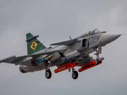 Primeiro caça Gripen feito no Brasil é apresentado na Embraer.
