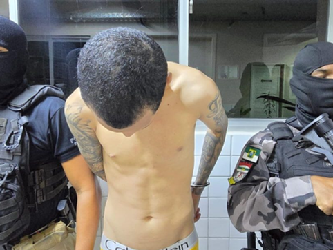 Fugitivo de Alcaçuz é capturado escondido em casa.
