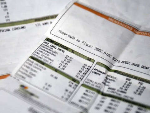 Aneel anuncia bandeira amarela para maio e conta de luz ficará mais cara