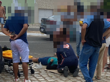COLISÃO ENTRE MOTOS DEIXA MULHER FERIDA NO CENTRO DE ASSÚ