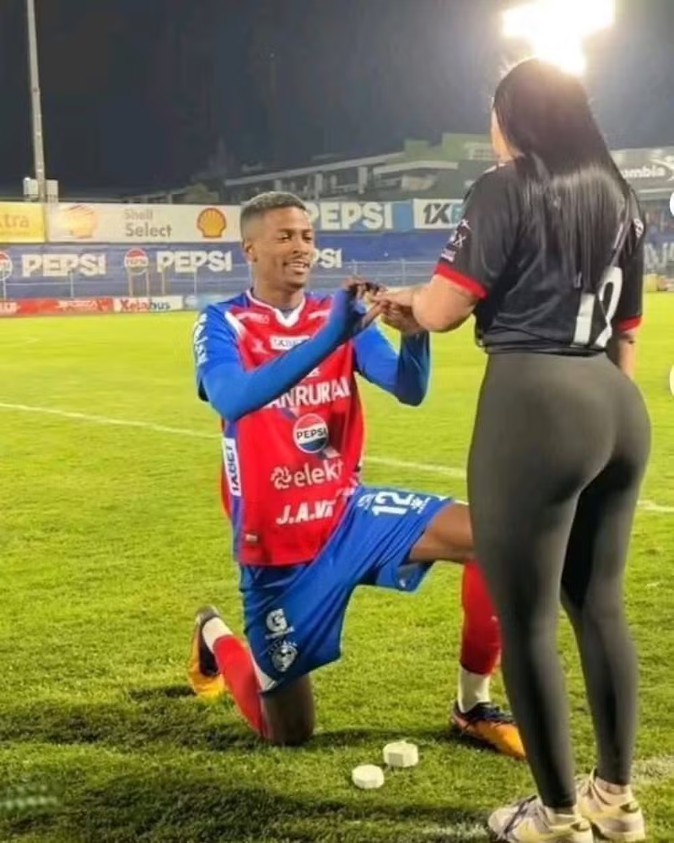 Derrickson Quirós pede namorada em casamento no estádio — Foto: Reprodução