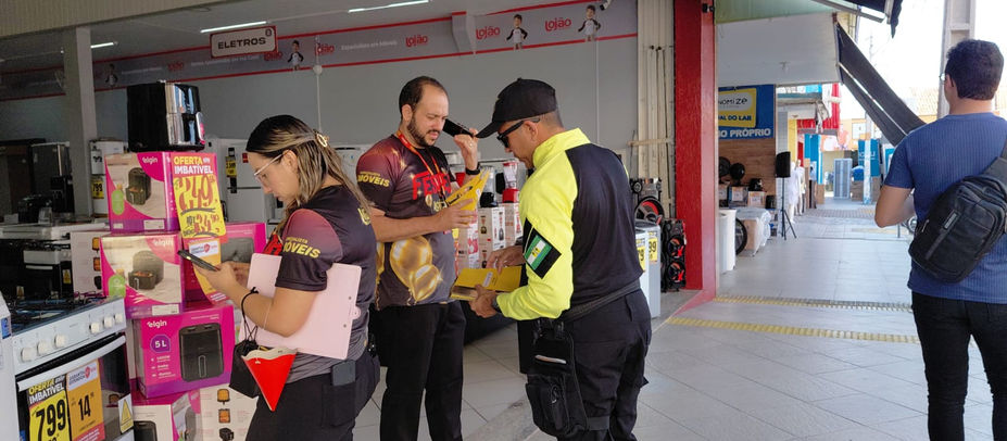 Operação Calçada Livre começa com orientação a comerciantes e ambulantes em Assú