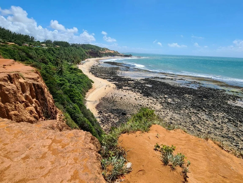 Deslizamento atinge barracas na Praia do Madeiro após fortes chuvas em Tibau do Sul