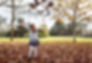 Mädchen im Laub: Mehr Freiheit durch Familientherapie