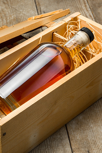 Liquor in einer Holzkiste