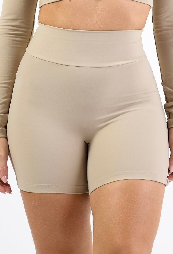 Miniatura: Detalhe da modelagem do shorts feminino Wellness SKYM sem costura central