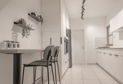 מטבח בהיר. בר עם שני כיסאות