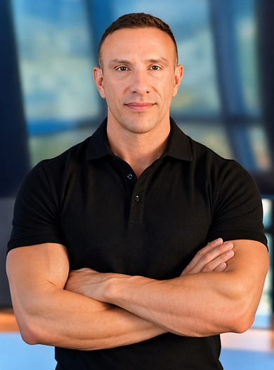 Theo Marcopoulos Personal Trainer Miami Beach en polo et qui croise les bras