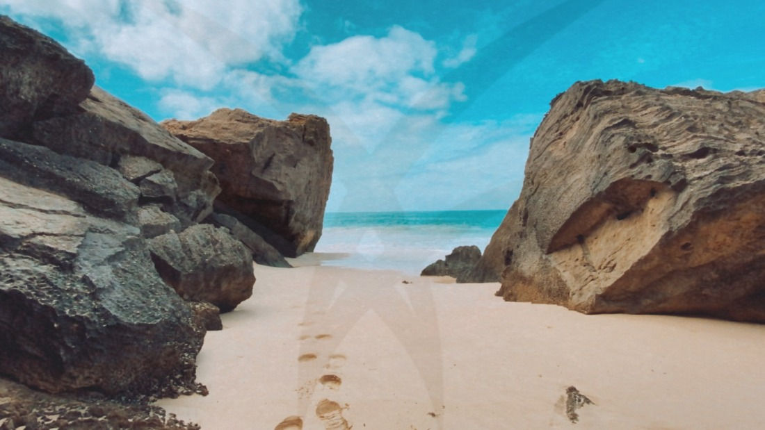 Passeggiando tra gli scogli sulla sabbia di Boa Vista