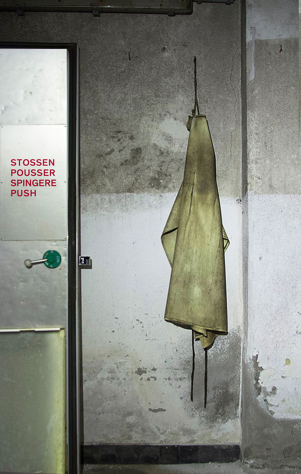 Das nächste Zimmer – die Metzgerei – eine Schürze an der Wand verweist auf dessen Nutzung. Ich denke an Shining. Mir läuft es eiskalt den Rücken hinunter.