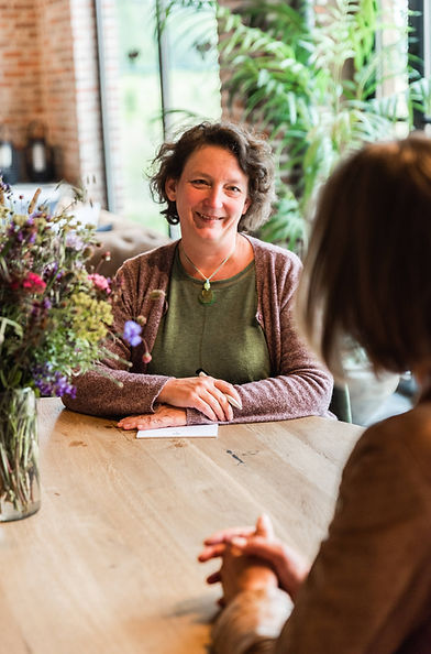 Claire Weiler coachend luisteren met bloemen