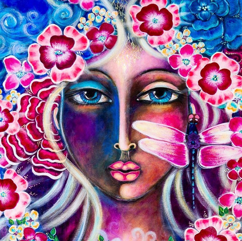 Portrait de femme entourée de fleurs avec une libellule
