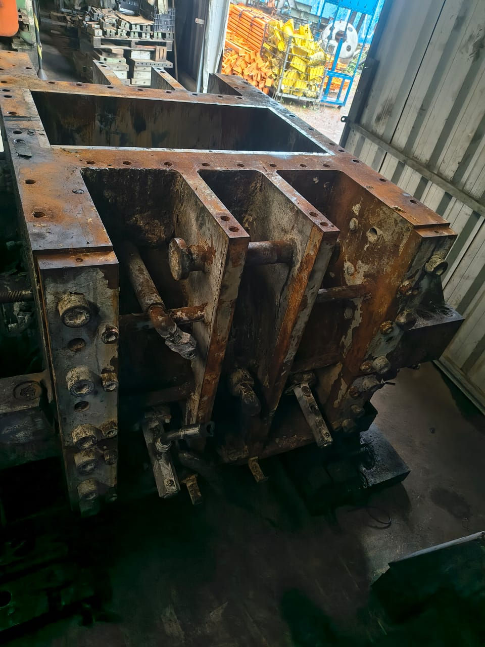 Miniatura: HF BM305 4 asas