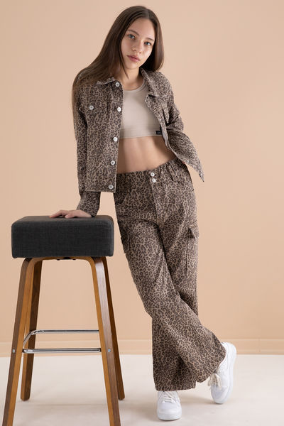 kiz-cocuk-leopar-desenli-dugmeli-ceketli-pantolonlu-jean-tak-59691.jpg
