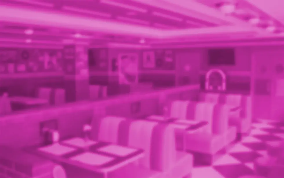 Unscharf erahnbares Burger-Restaurant in pinker Farbbalance getaucht, als tragender Hintergrund für das Werbeprämien-Angebot.