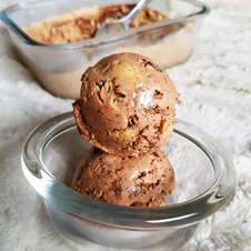 Vegaaninen cookie dough-suklaajäätelö