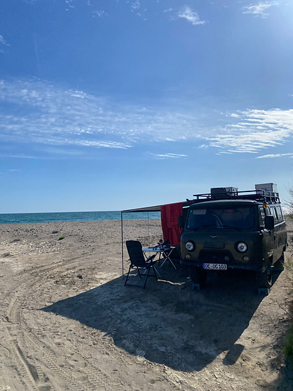 UAZ Buchanka mit geöffneter Markise auf einem einsamen Strand in Albanien
