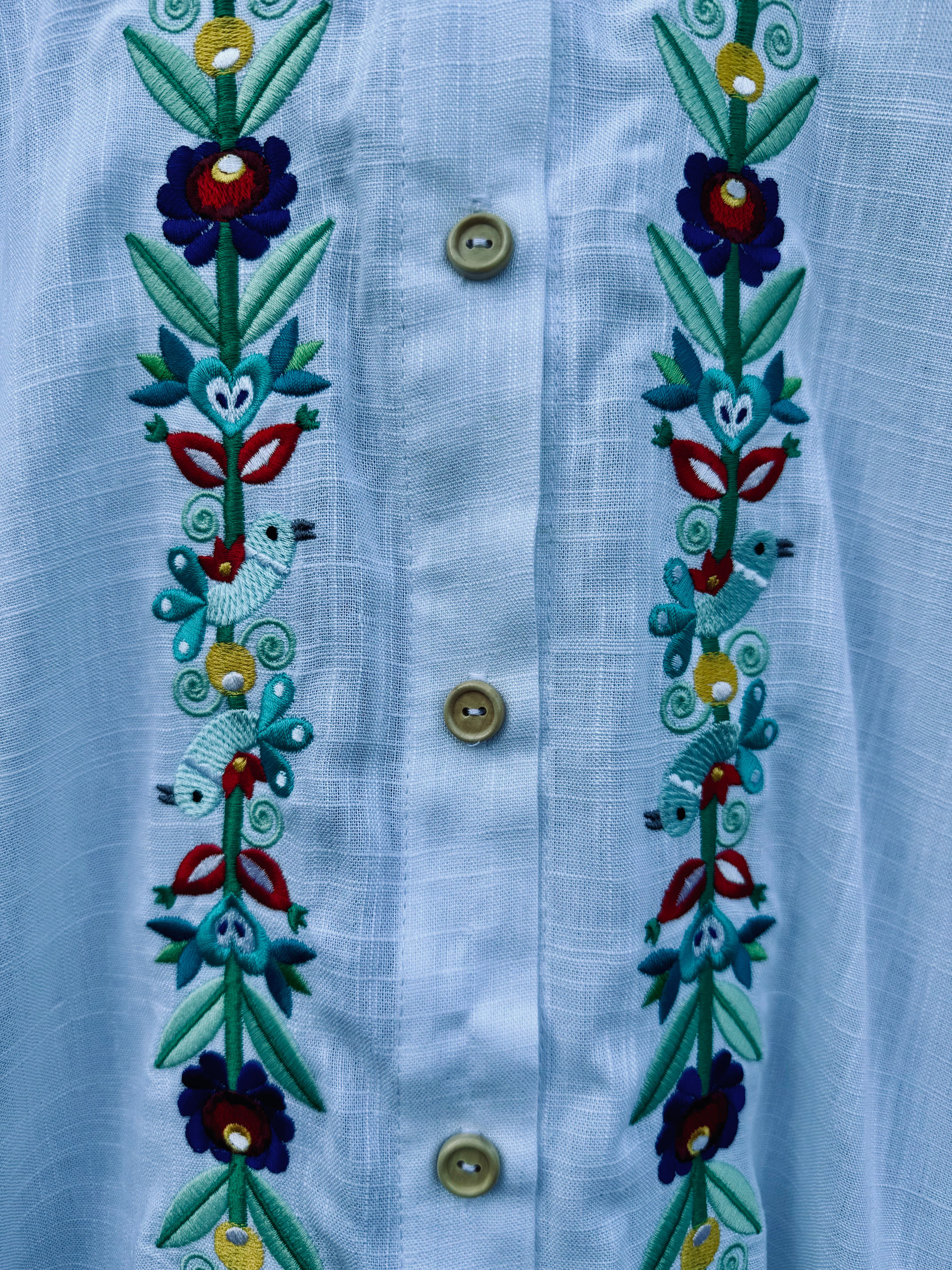 Bílé lněné šaty s folklórní výšivkou