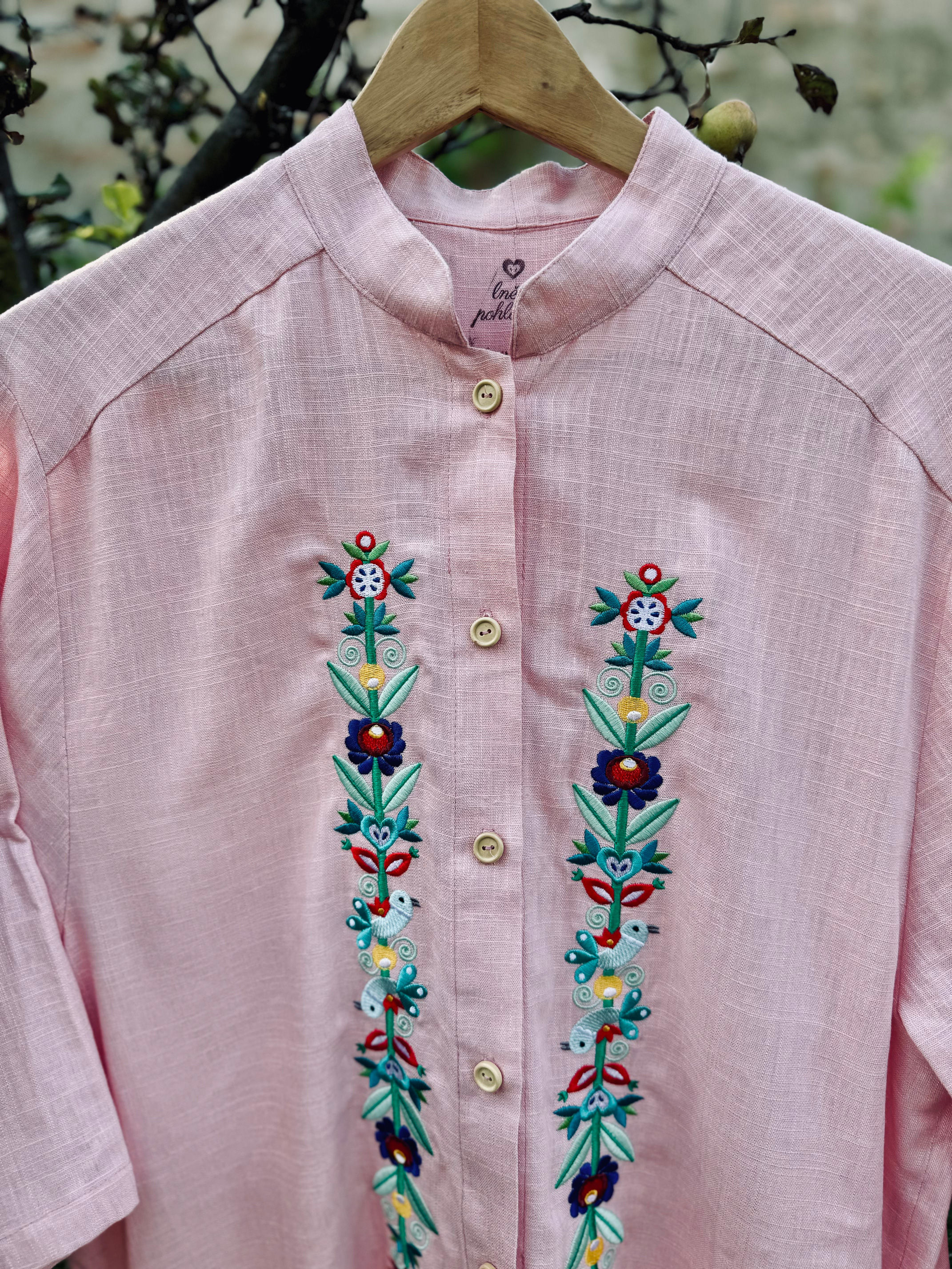 Růžové lněné šaty s folklórní výšivkou