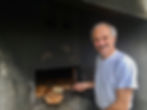 Kurt Mühlbauer am Holzofen Brot