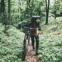 Frau mit Fahrrad im Bayrischen Wald